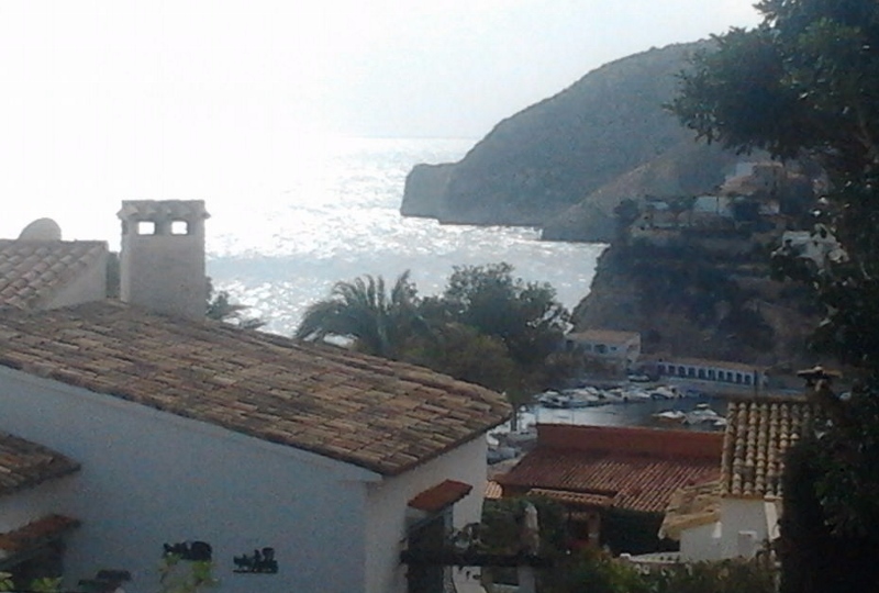 Casa Marylena - Ferienhaus in Calpe, El Tosal, Costa Blanca. Blick über das Dach zum Meer.