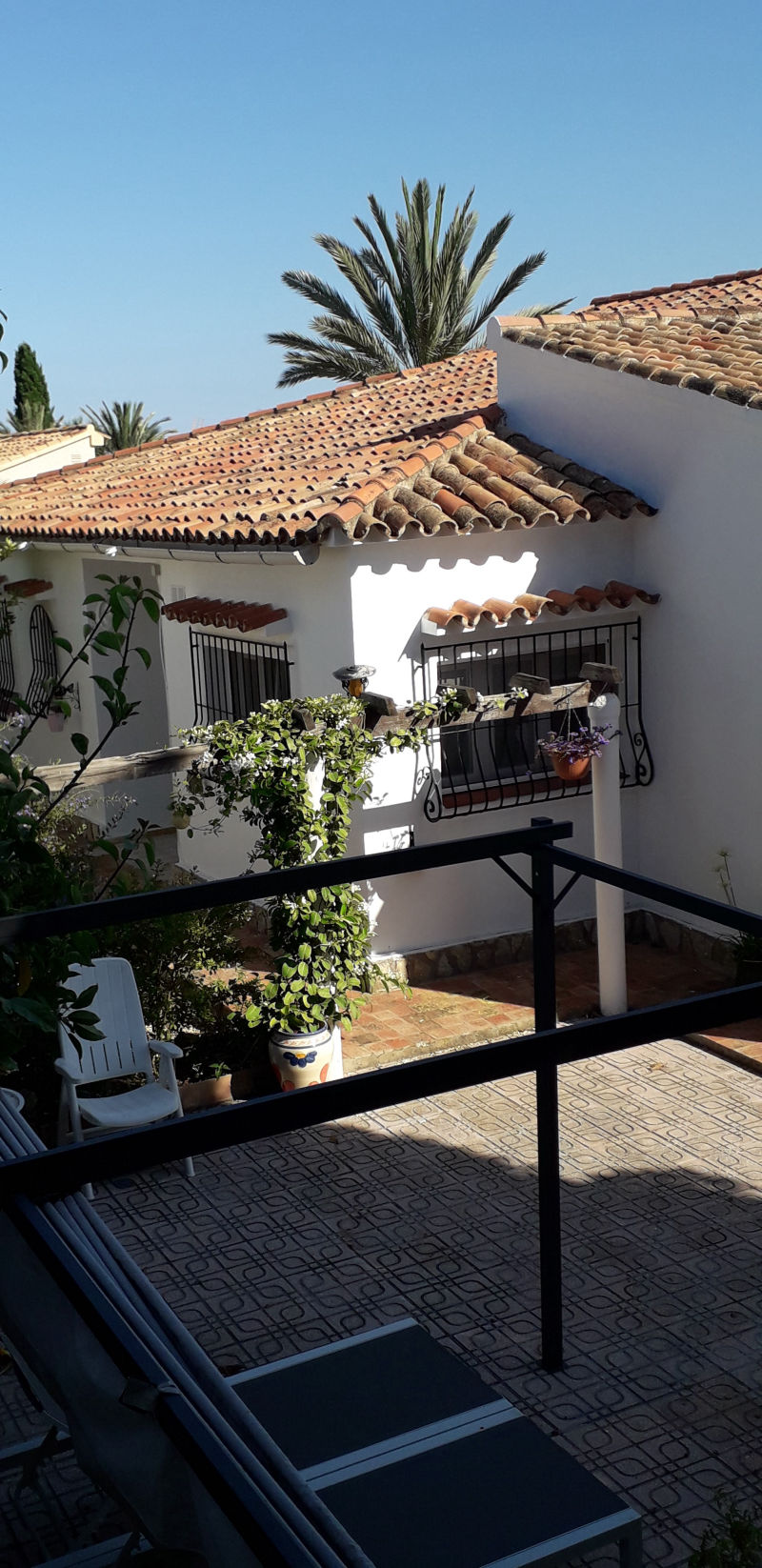 Blick über die Terrasse mit offenem Pavillon